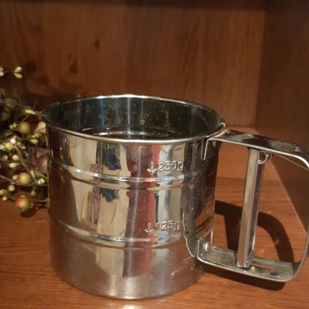 Flour sifter